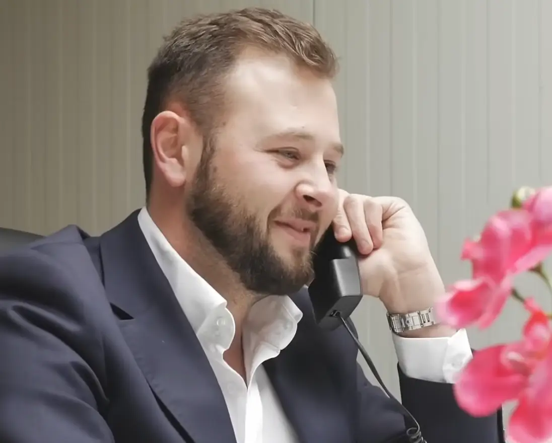 Okhan Arabaci, Geschäftsführer von Cleanaro Facility Services, im Telefonat