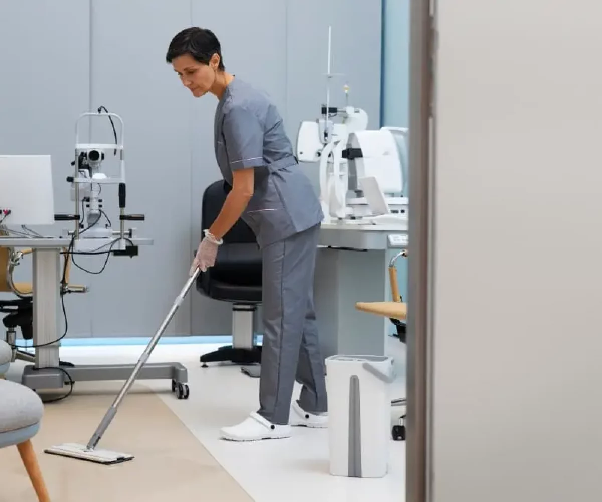 Behandlungsraum einer Arztpraxis wird gereinigt, Praxisreinigung von Cleanaro