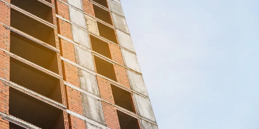 Hochhausfassade von unten, Bauendreinigung und Zwischenreinigung am Gebäude