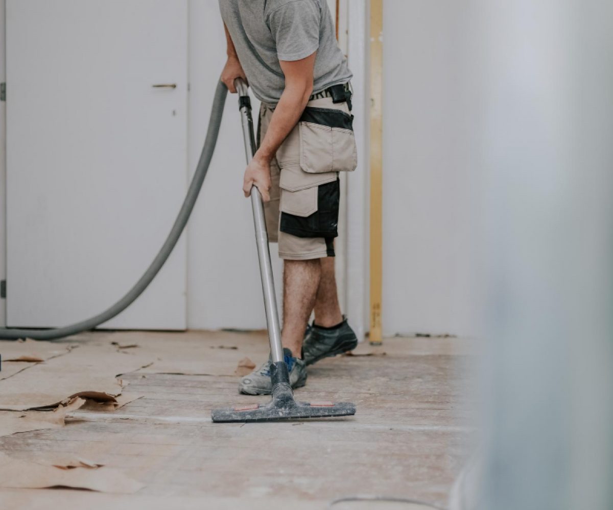 Baureinigung mit Industriestaubsauger zur Entfernung von Staub und Schmutz auf einer Baustelle