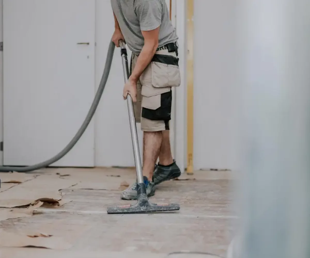 Industriestaubsauger im Einsatz auf der Baustelle, Baureinigung von Cleanaro