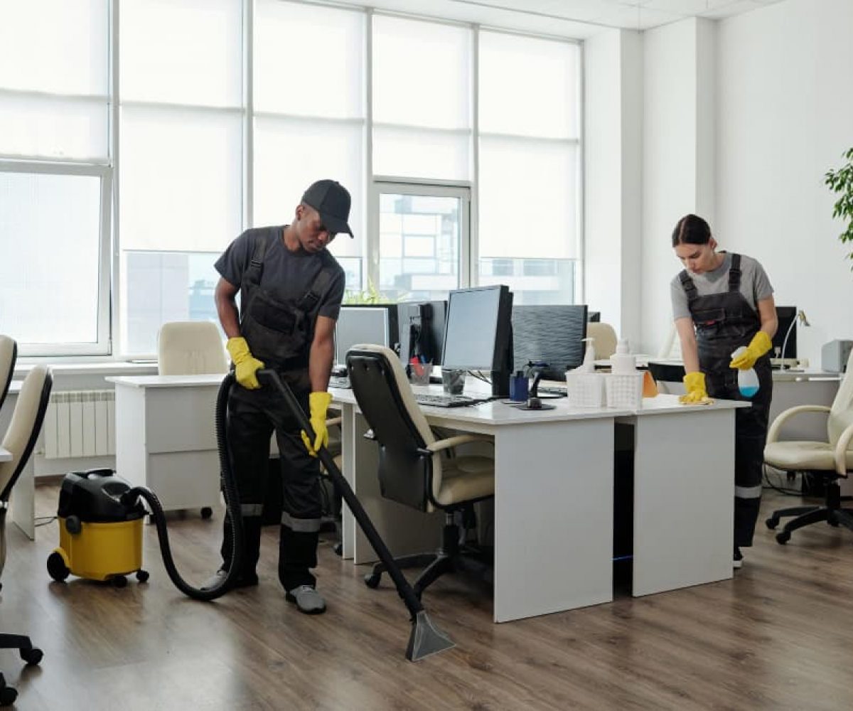 Reinigung für Büros & KMU mit Reinigungsteam, Staubsauger und Arbeitsplatzpflege im Büro