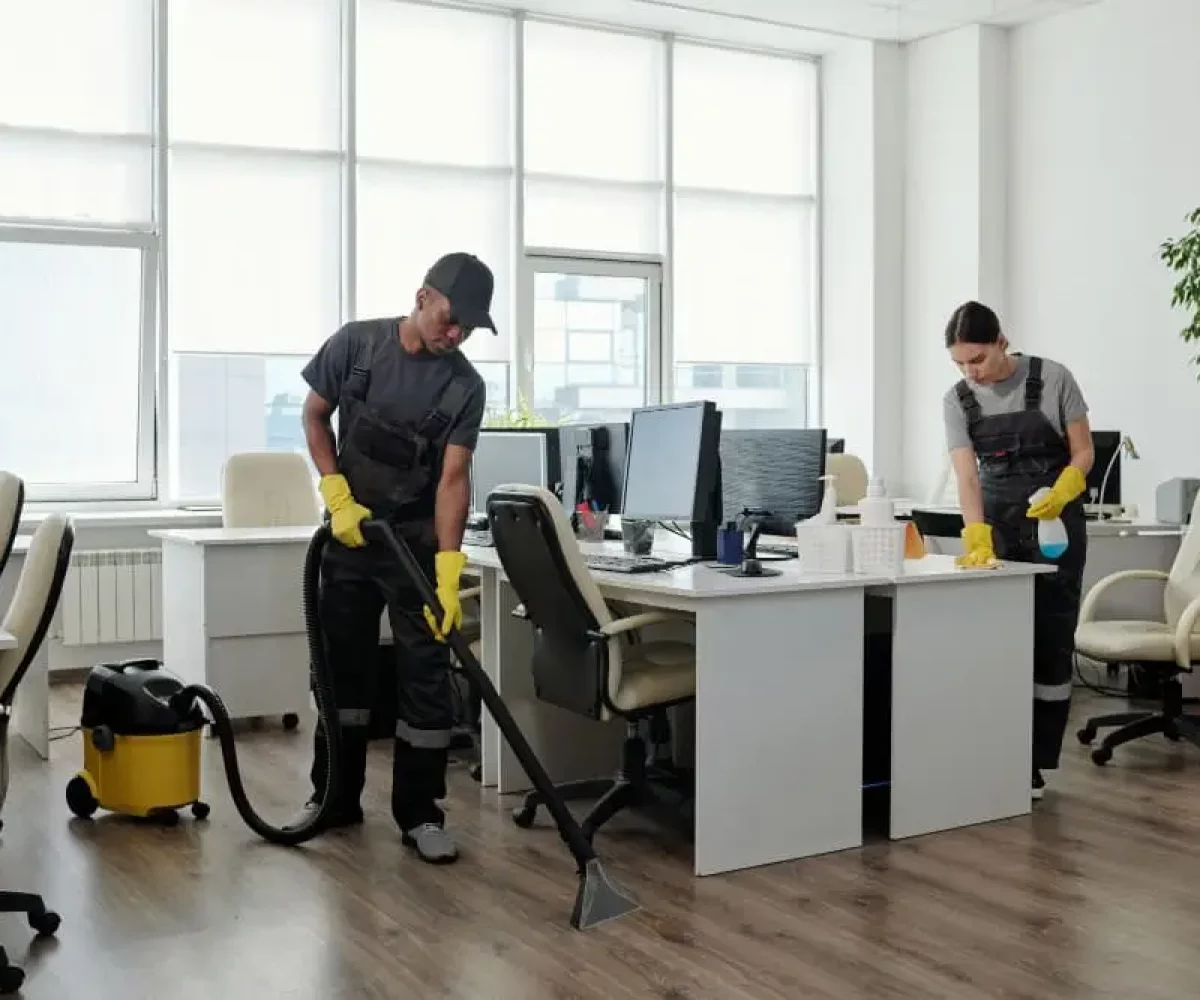 Reinigungsteam im Großraumbüro bei der Büroreinigung für kleine und mittlere Unternehmen