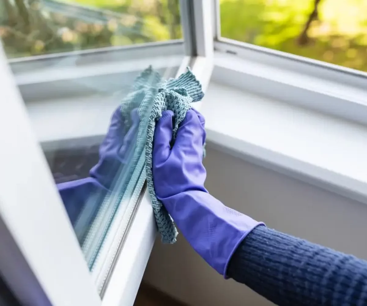 Fensterrahmen wird gereinigt, Fenster- und Jalousienreinigung von Cleanaro