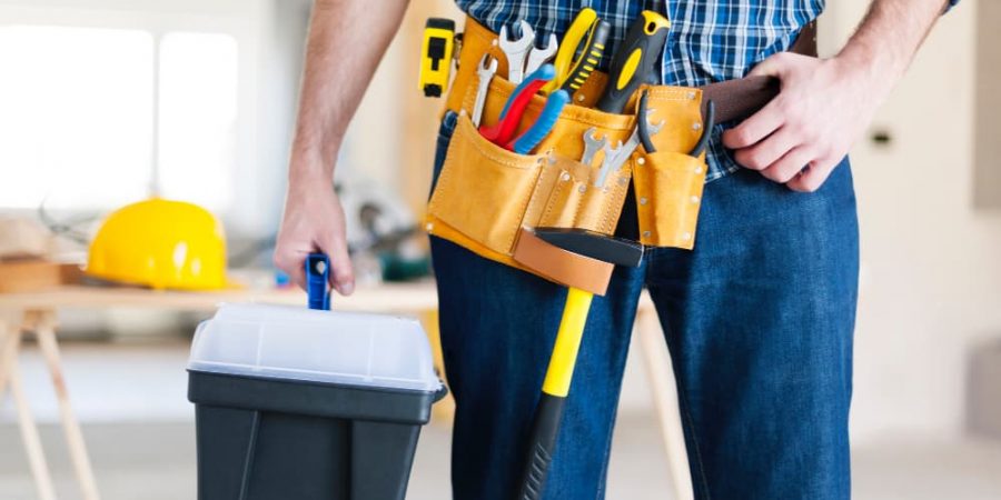 Hausmeisterdienste mit Werkzeug und Arbeitskoffer für Reparaturen und Objektbetreuung