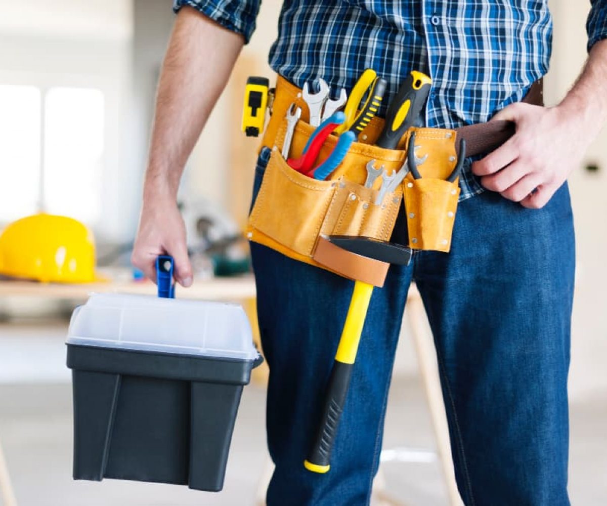 Hausmeisterdienste mit Werkzeug und Arbeitskoffer für Reparaturen und Objektbetreuung