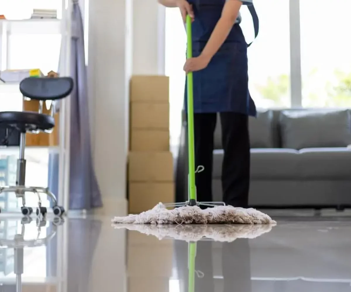 Boden im Wohnraum wird mit dem Wischmopp gereinigt, Objektbetreuung von Cleanaro