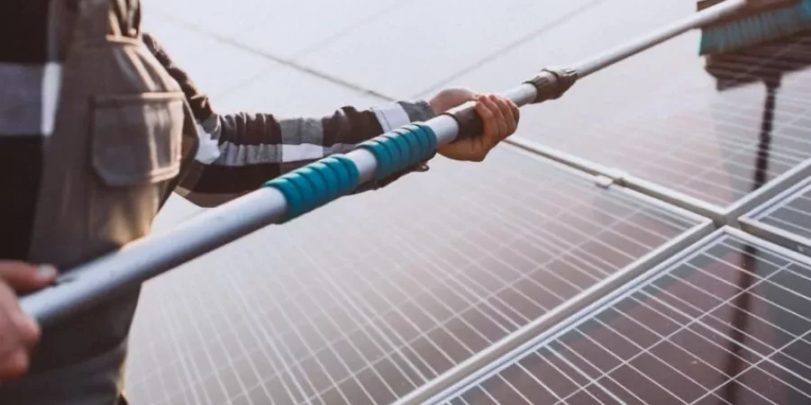 PV-Reinigung einer Solaranlage mit Reinigungsbürste zur Entfernung von Schmutz auf den Modulen