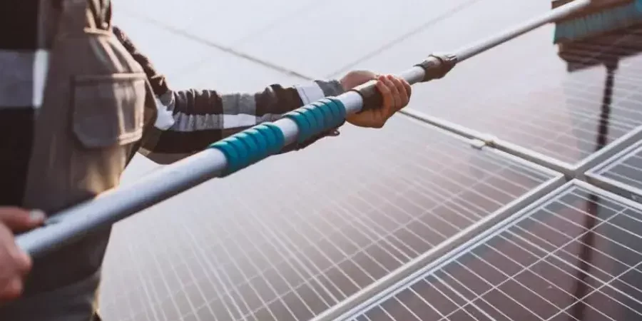 Solarmodule werden mit der Wasserlanze gereinigt, Photovoltaikreinigung in Karlsruhe