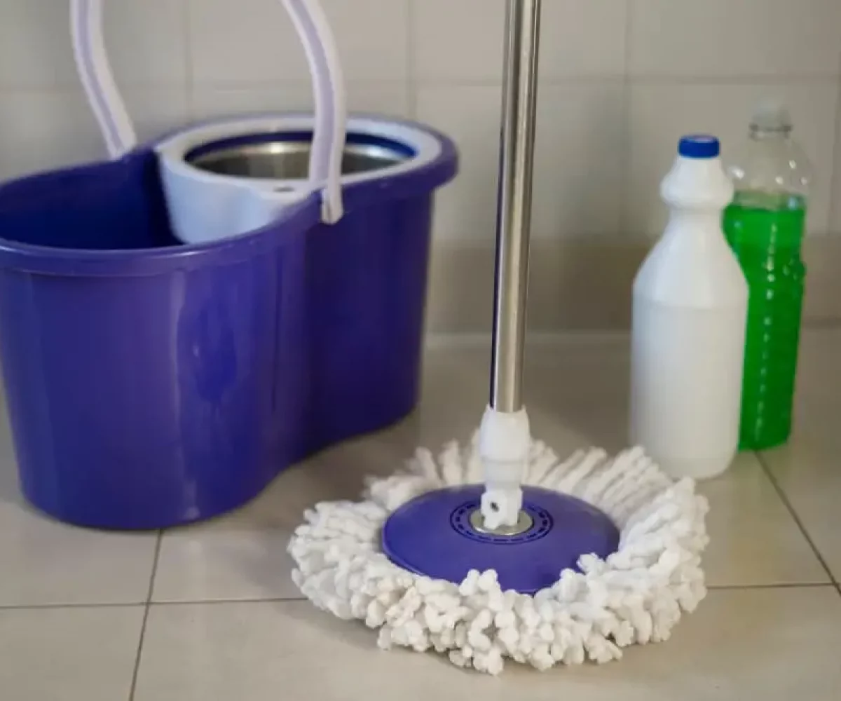 Wischmopp und Eimer mit Reinigungsmitteln für die Sanitärreinigung