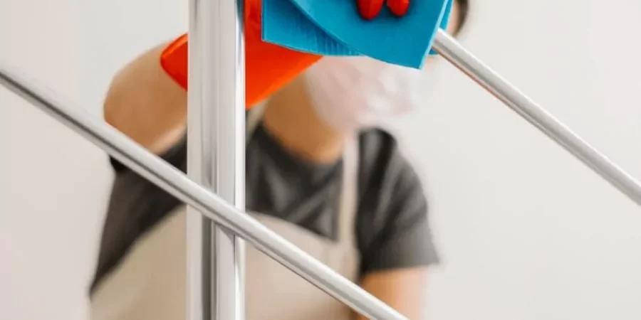 Treppenhausreinigung mit Reinigungstuch zur Pflege von Geländern und Handläufen