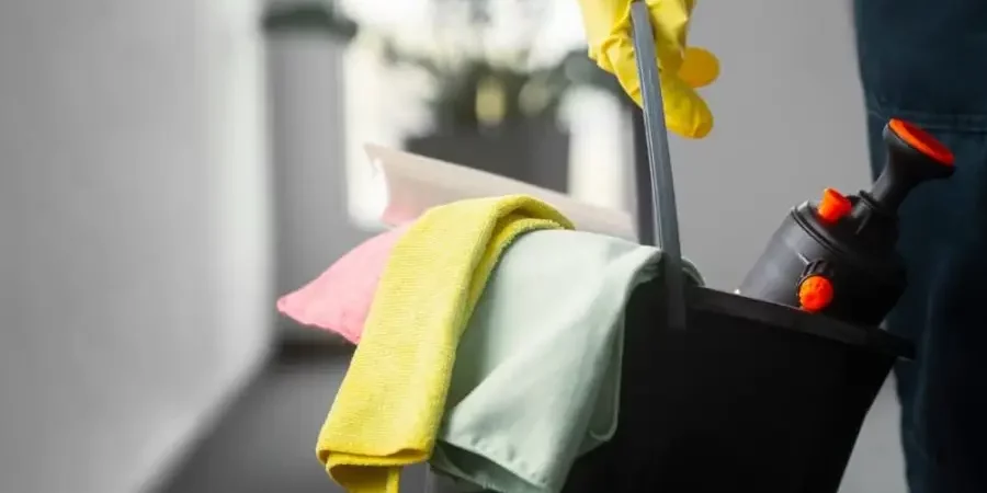 Reinigungseimer und Zubehör bereitgestellt für die Unterhaltsreinigung im Büro